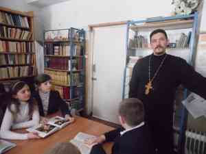 Священник Георгий Медведев в Моисеево-Алабушской школьной библиотеке