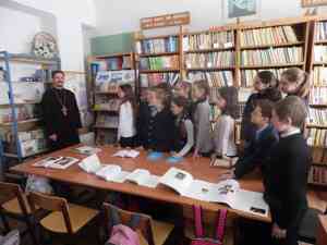 Священник Георгий Медведев с учениками Моисеево-Алабушской школы